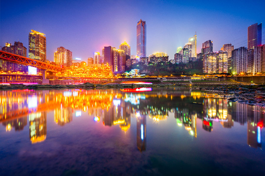 impactante vista de la ciudad de chongqing china con un atardecer hermoso