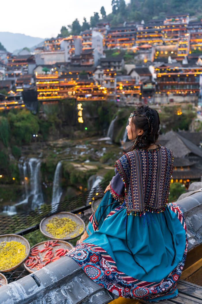 fondo de la ciudad lijiang, una persona indigena apreciando el paisaje
