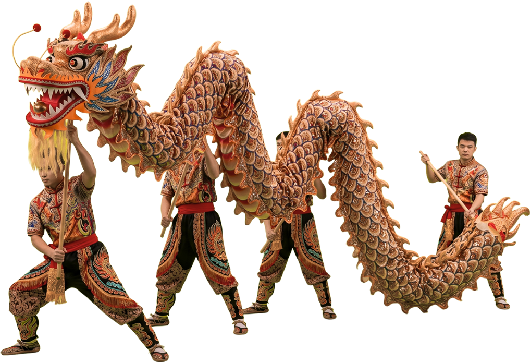Hombres cargando un dragon chino, haciendo el baile del dragon