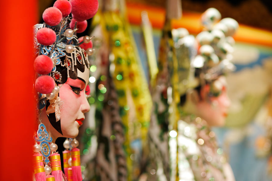 mujer caracterizada con ropas tipicas en una ceremonia en pekin china