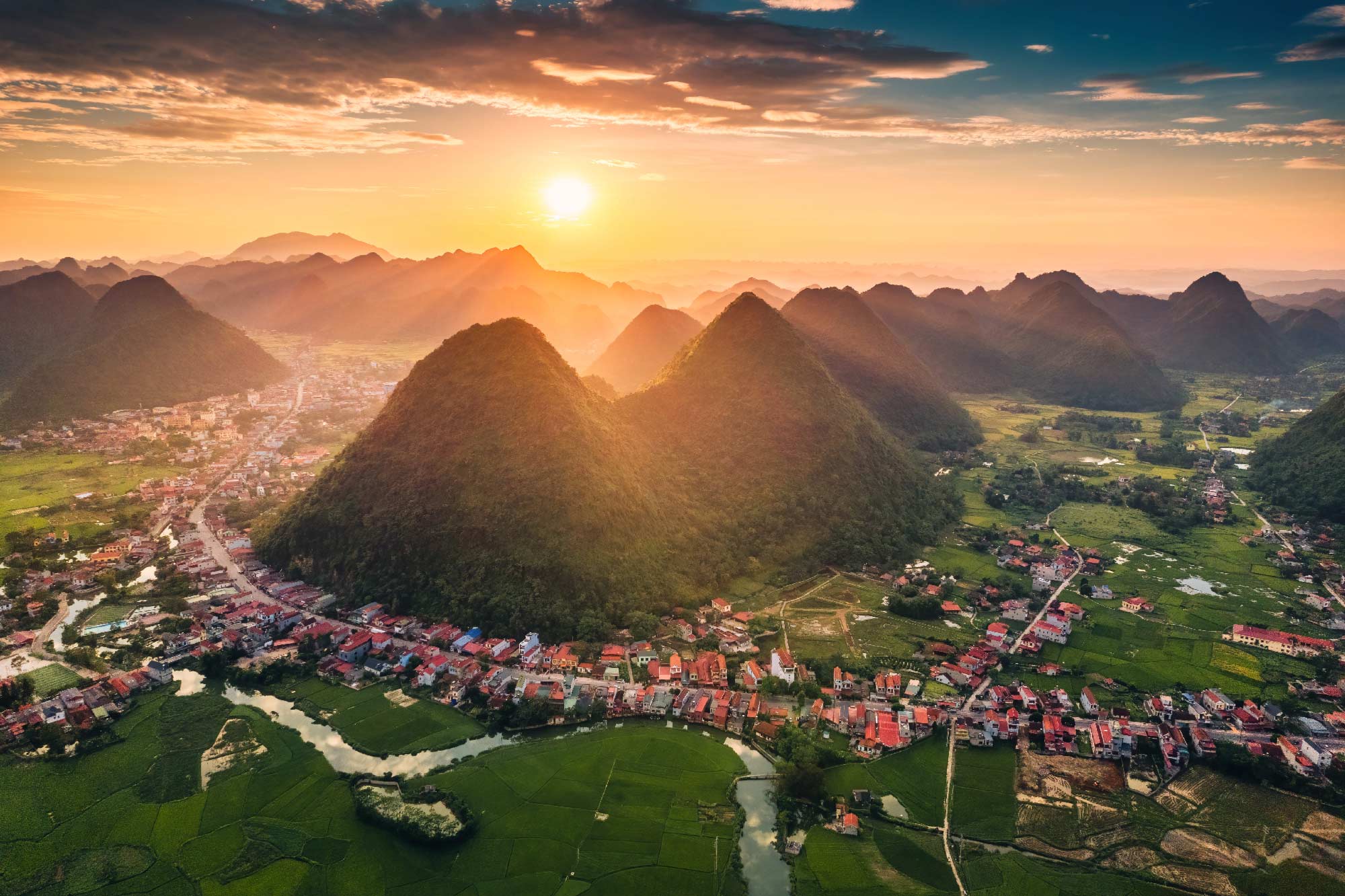 paisaje de montañas en un atardecer en yangsho